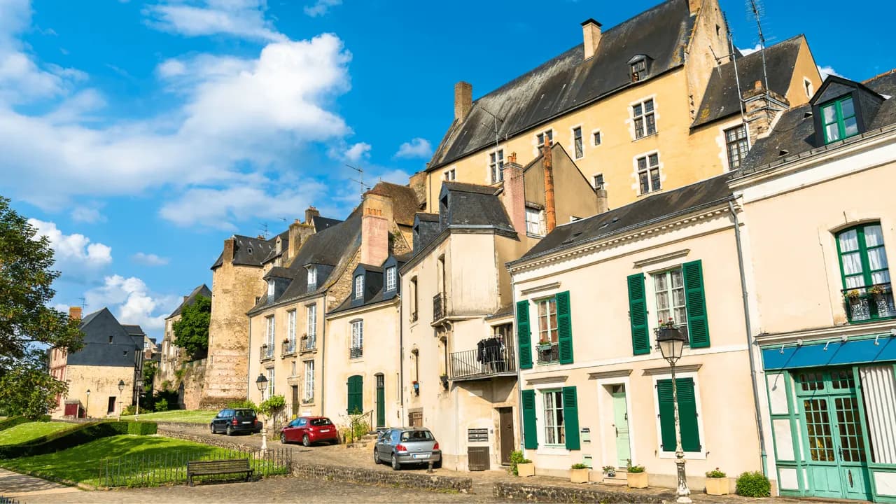 quartier du Mans avec plusieurs maisons