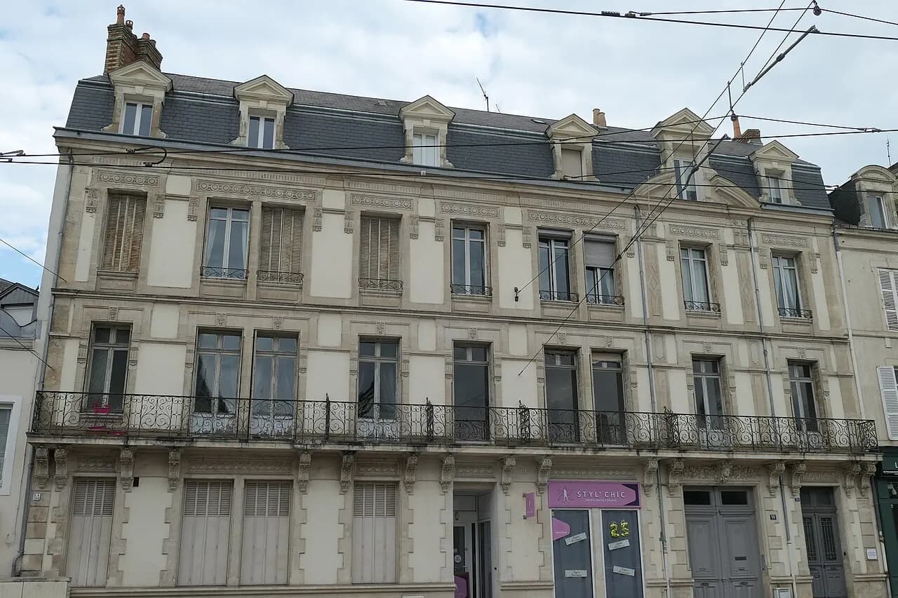 Façade d’un immeuble place Aristide-Briand au Mans