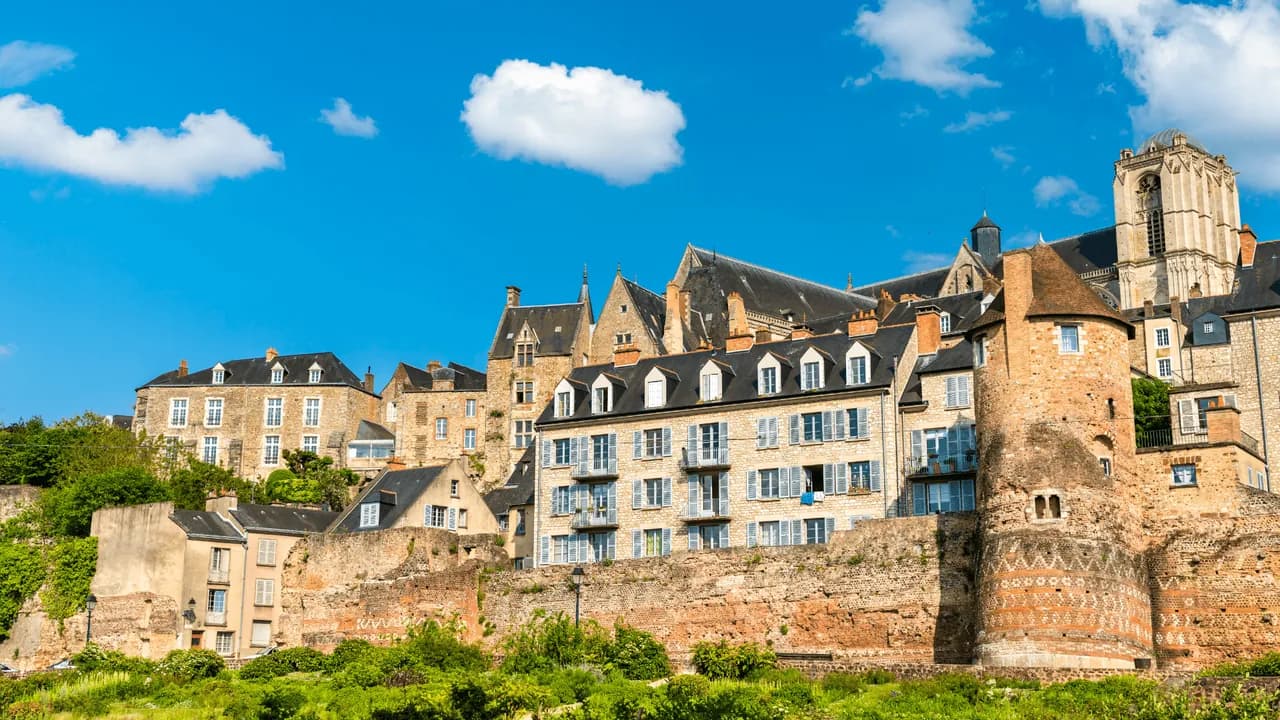 bâtiments situés dans le vieux mans