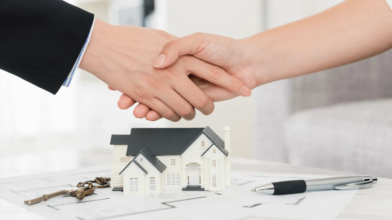 vendre son bien immobilier : deux personnes se serrent la main pour finaliser le contrat