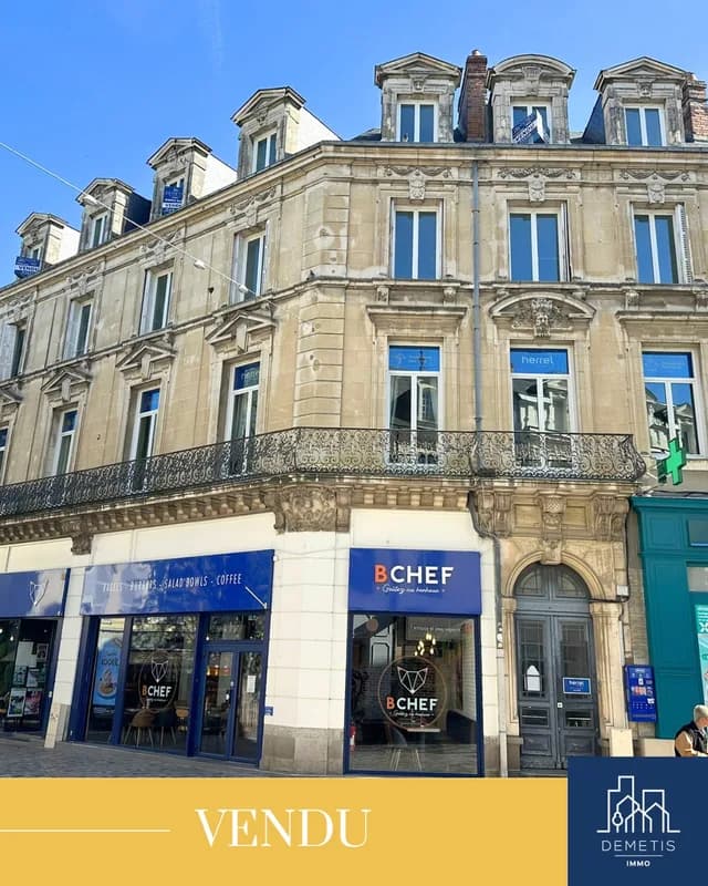 Immeuble de centre-ville présenté dans une publication de vente Demetis