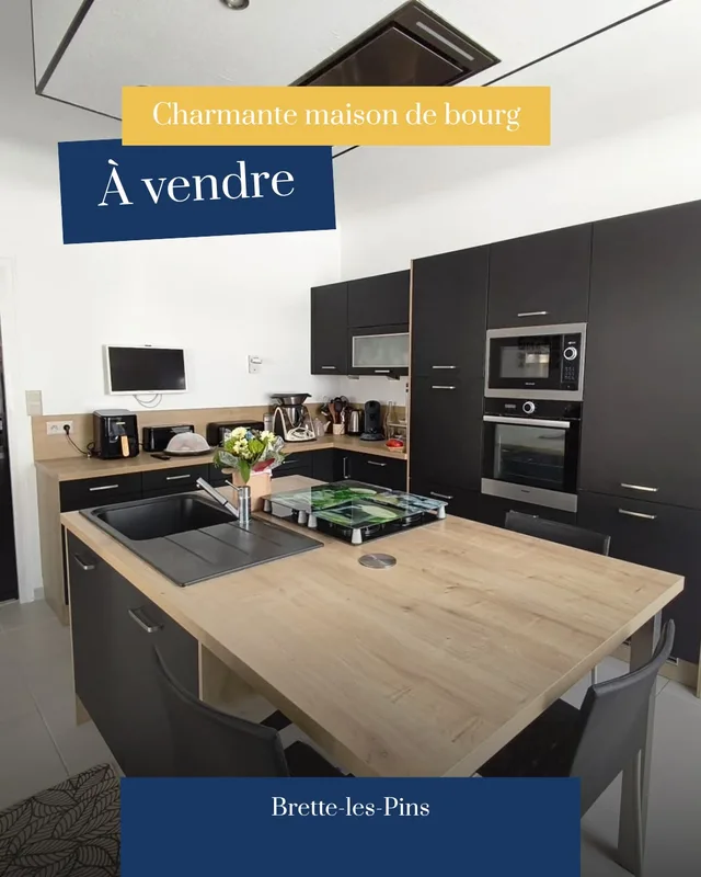 Cuisine ouverte d’une maison présentée à Brette-les-Pins