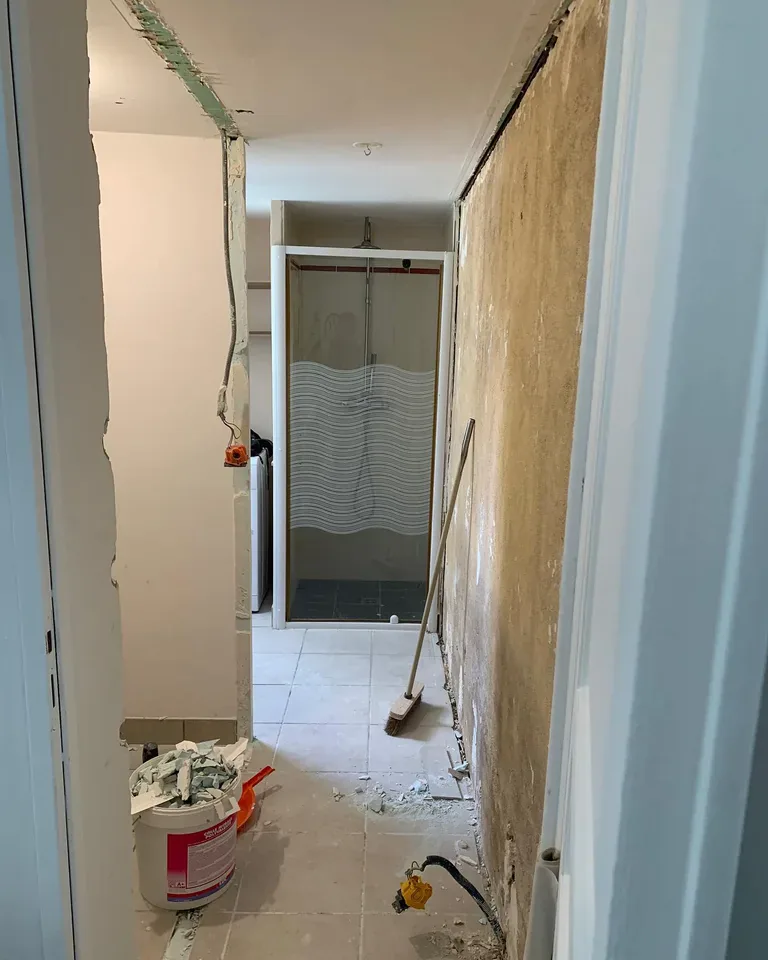 Salle de bain avant les travaux de plâtrerie à Coulaines