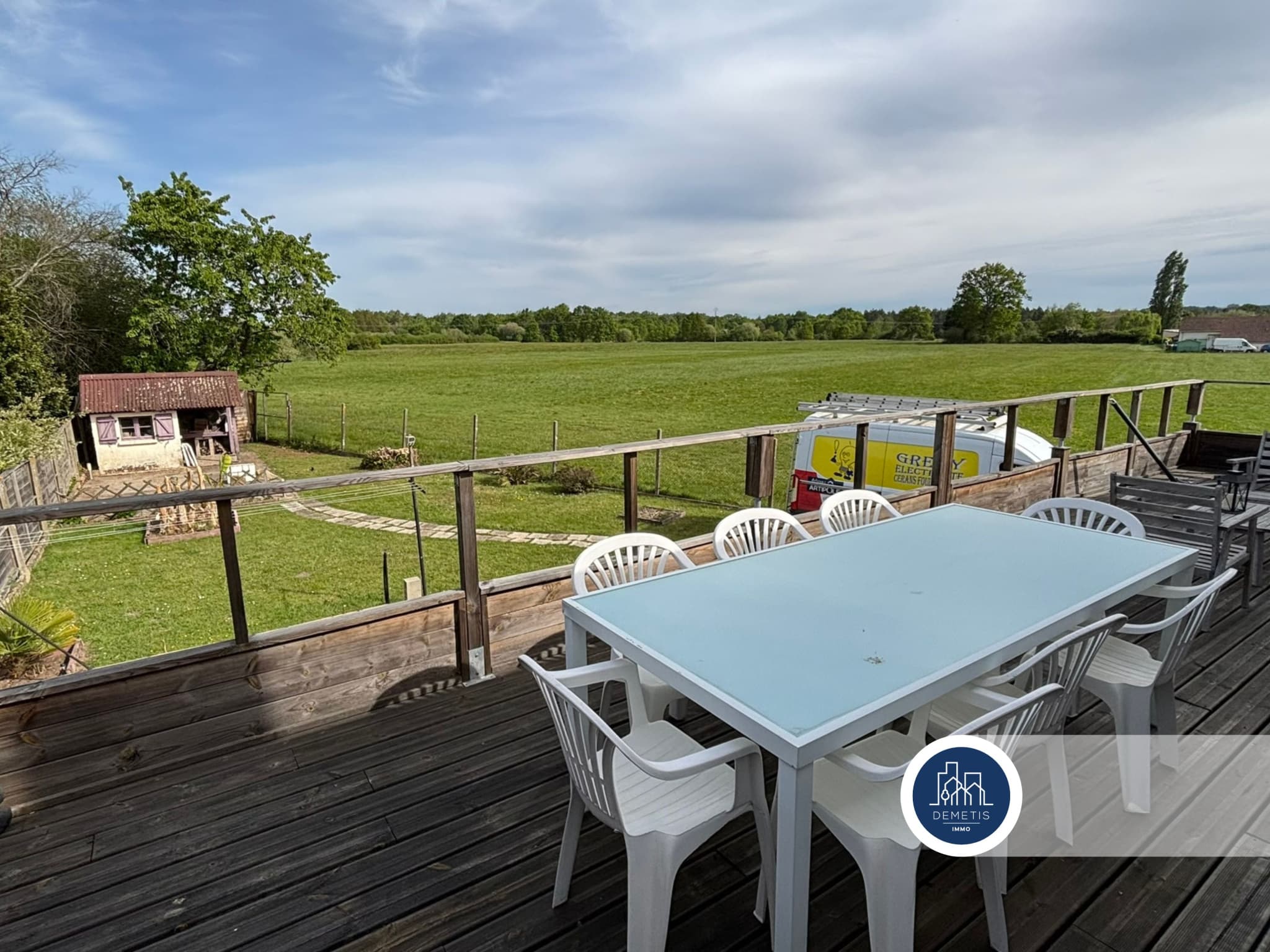 Maison familiale avec terrasse suspendue et vue dégagée sur – photo 1