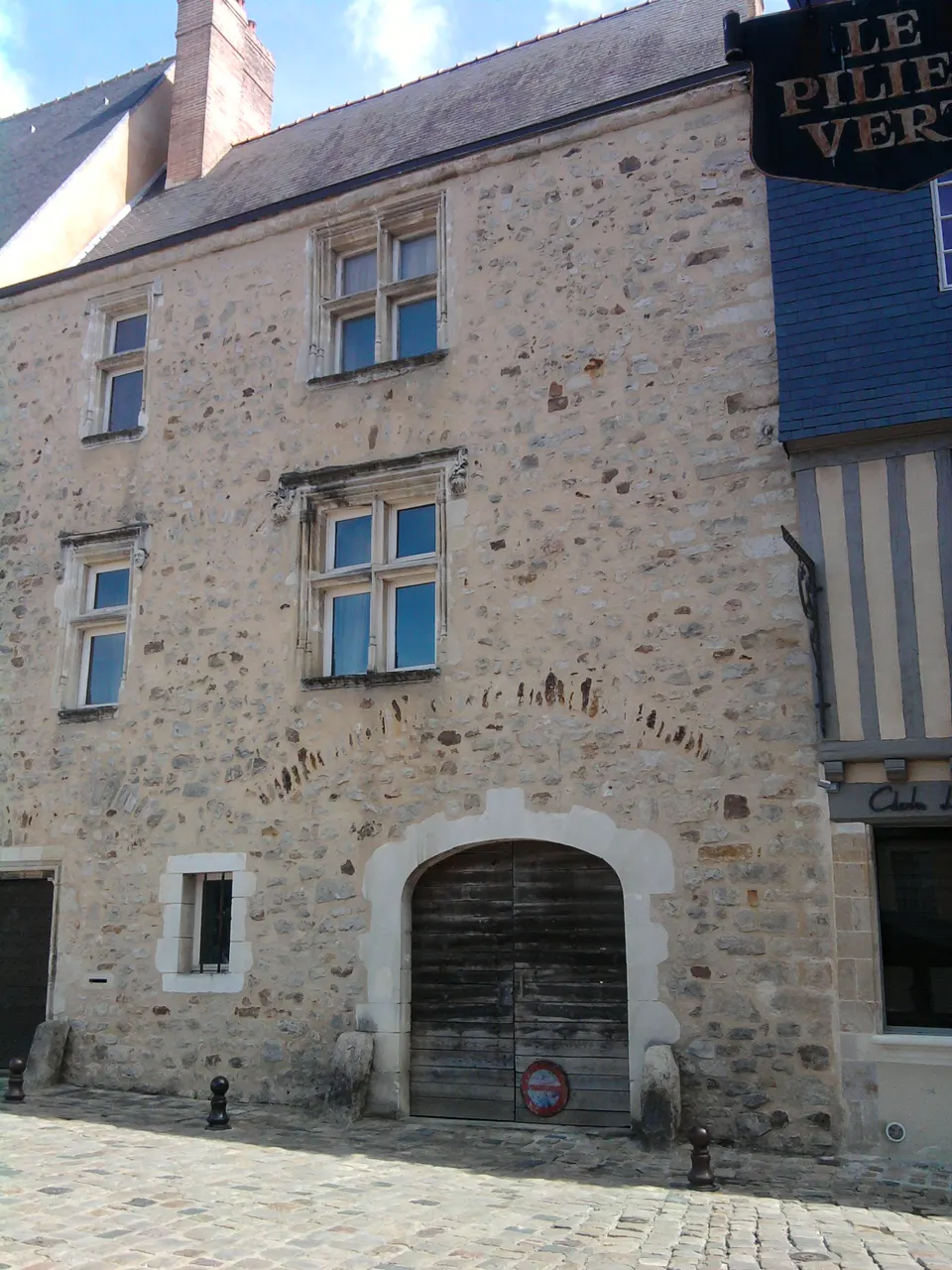 Façade ancienne en pierre dans la Grande Rue au Mans