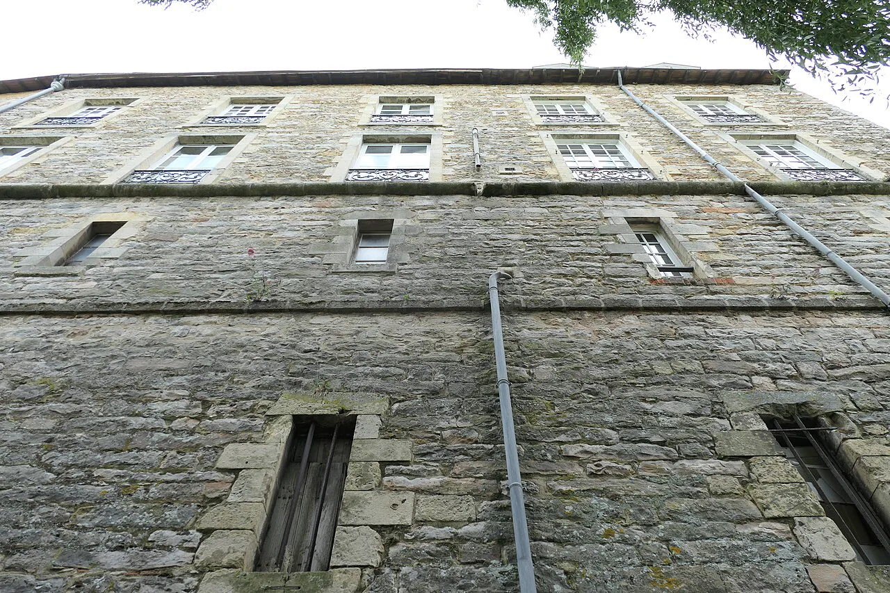Façades de logements au Mans pour illustrer la protection du domicile familial