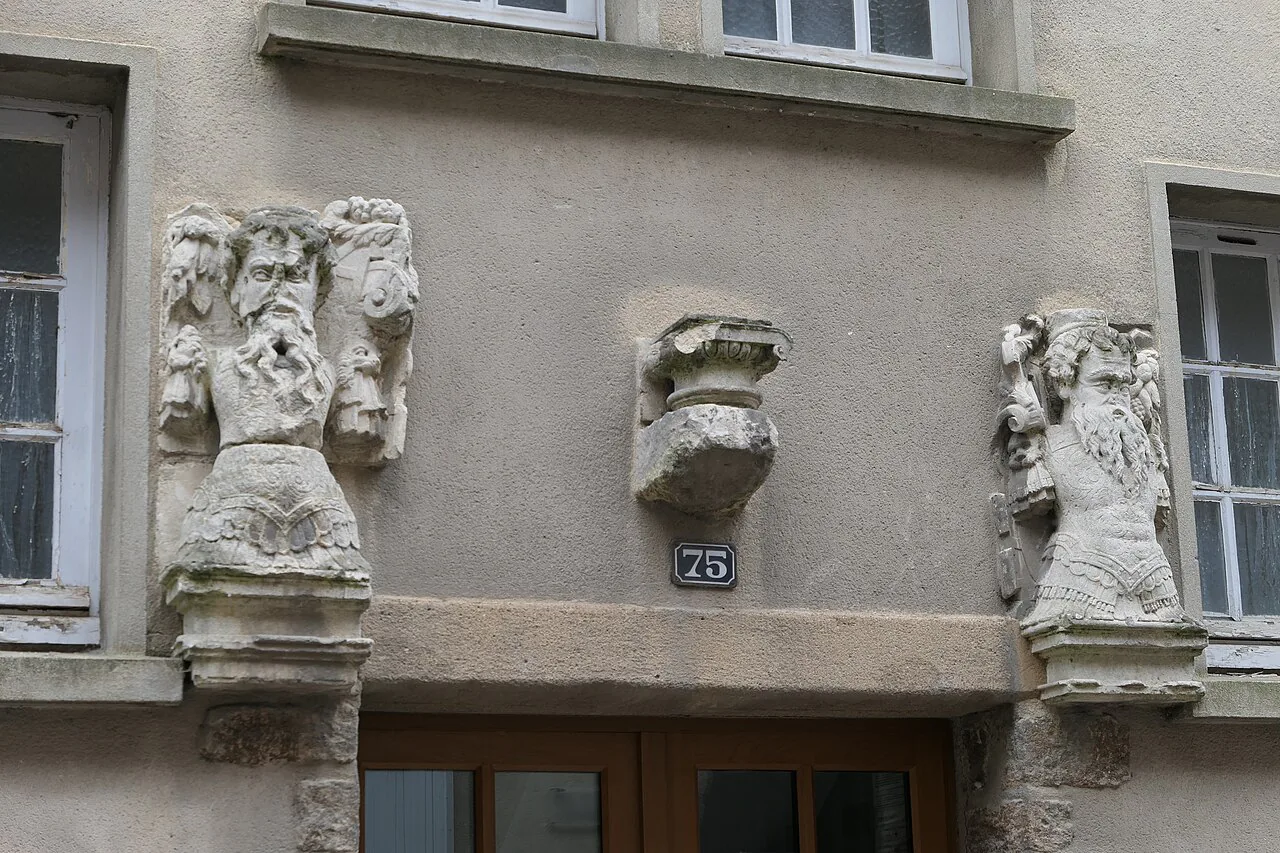 Alignement de maisons au Mans pour illustrer la comparaison immobilière